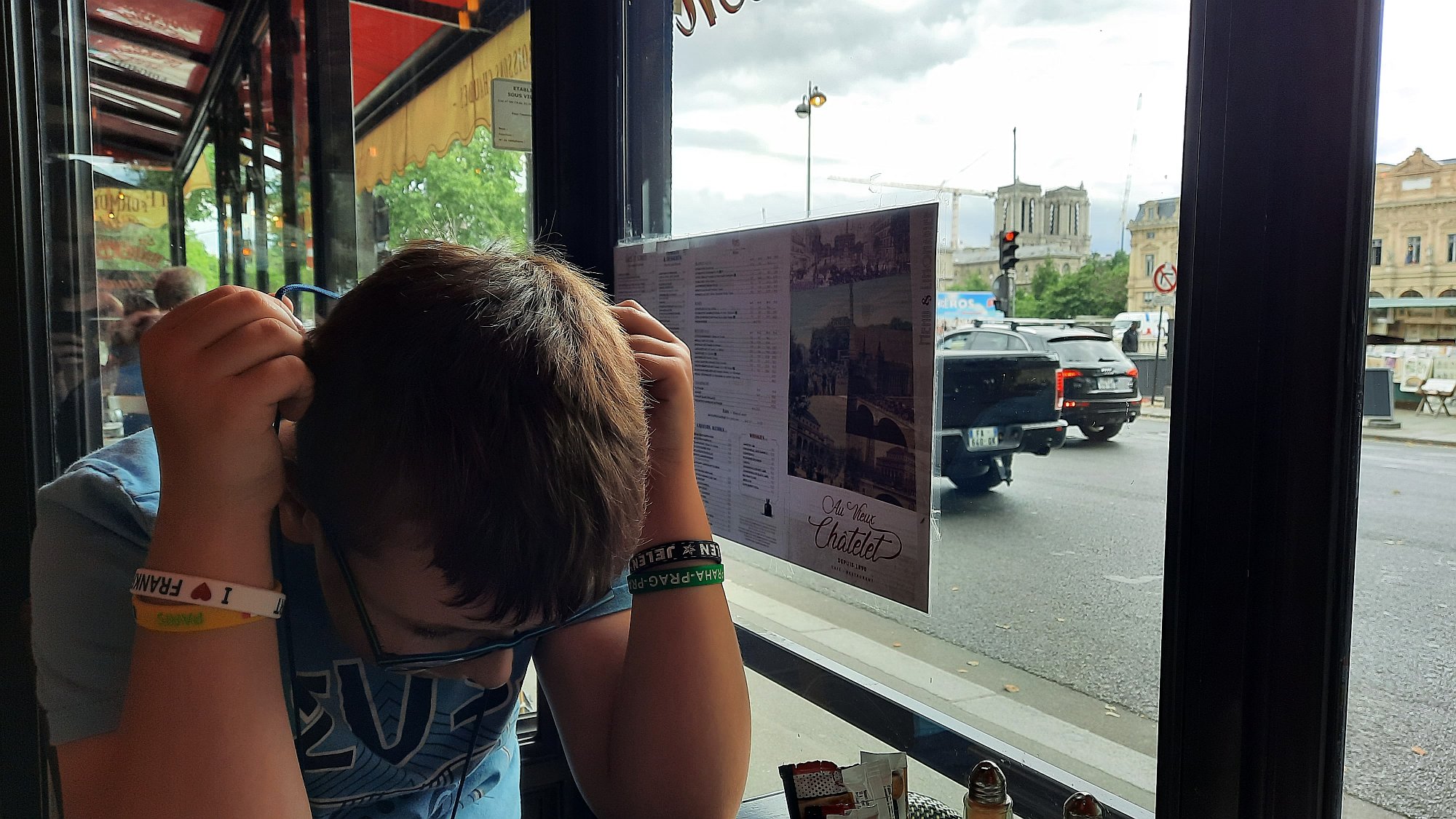 Fotografie z restaurace Au Vieux Châtelet směrem k Notre-Dame