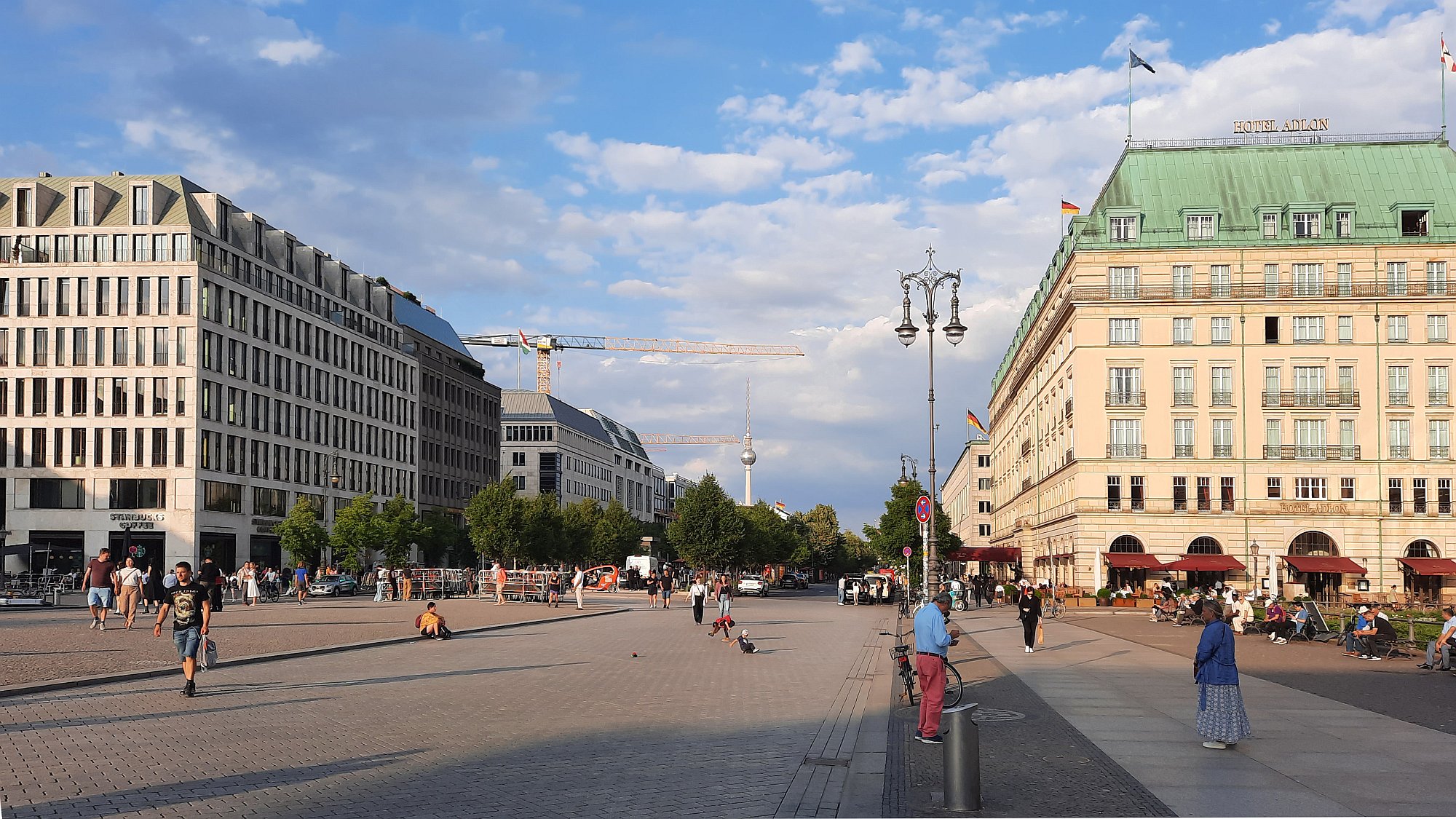 Pohled od Braniborské brány na Unter den Linden a vysílač