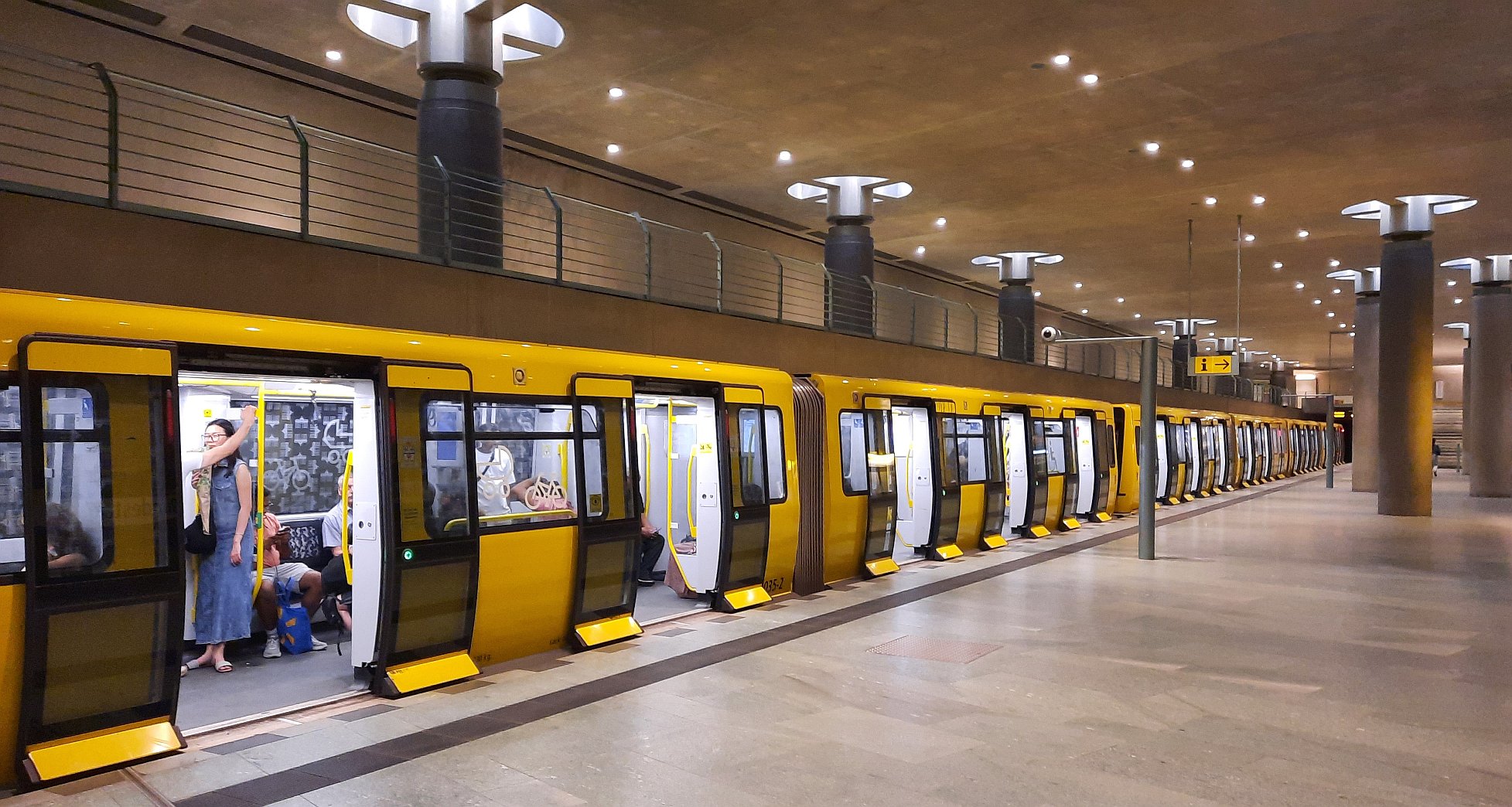 Berlin - metro ve stanici Bundestag, pohled od Bundestagu směrem k TV věži