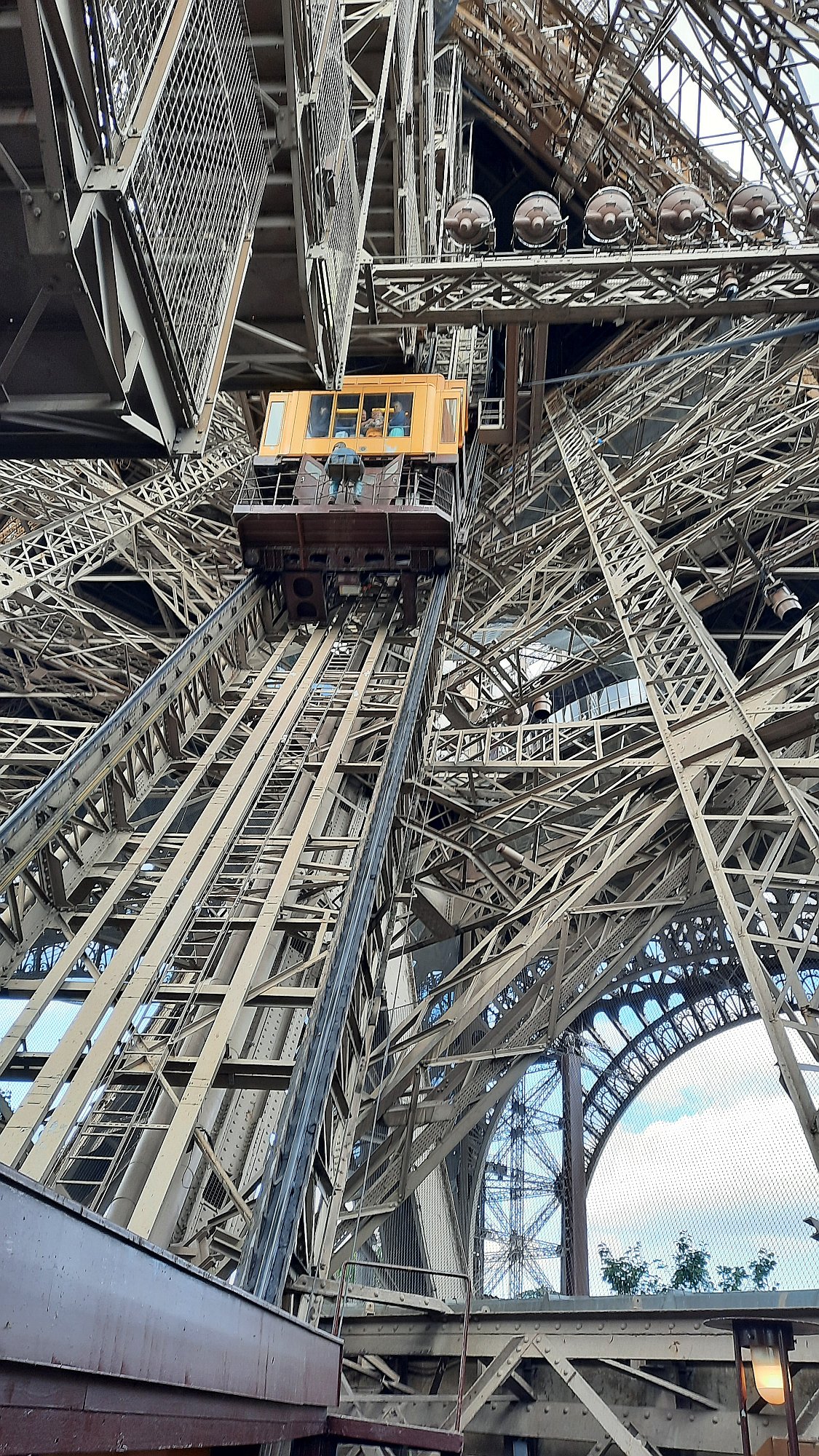 Fotografie výtahu s turisty uvnitř Eiffelovy věže