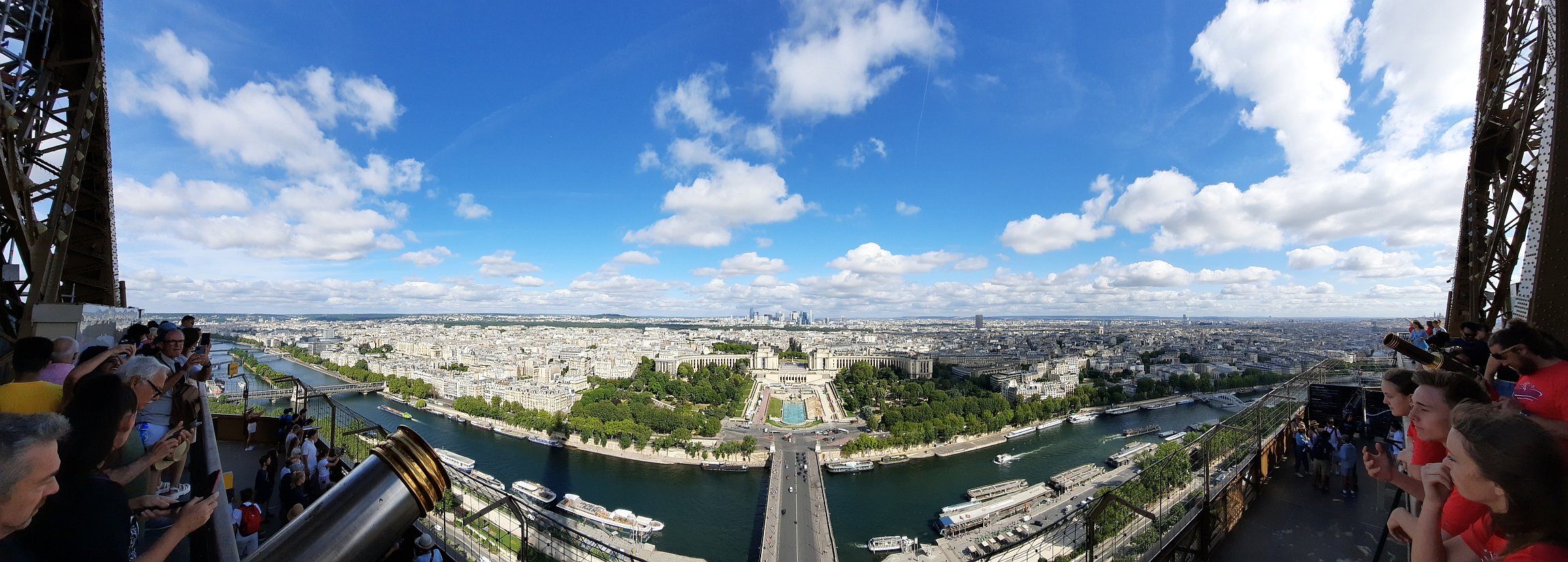 Panoramatický pohled z Eiffelovy věže směrem k La Défense