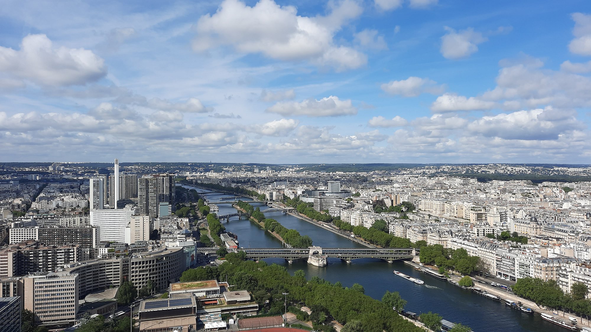 Pohled z Eiffelovy věže směrem k Pont de Bir-Hakeim, na konci ostrova přes který se klene je Socha Svobody