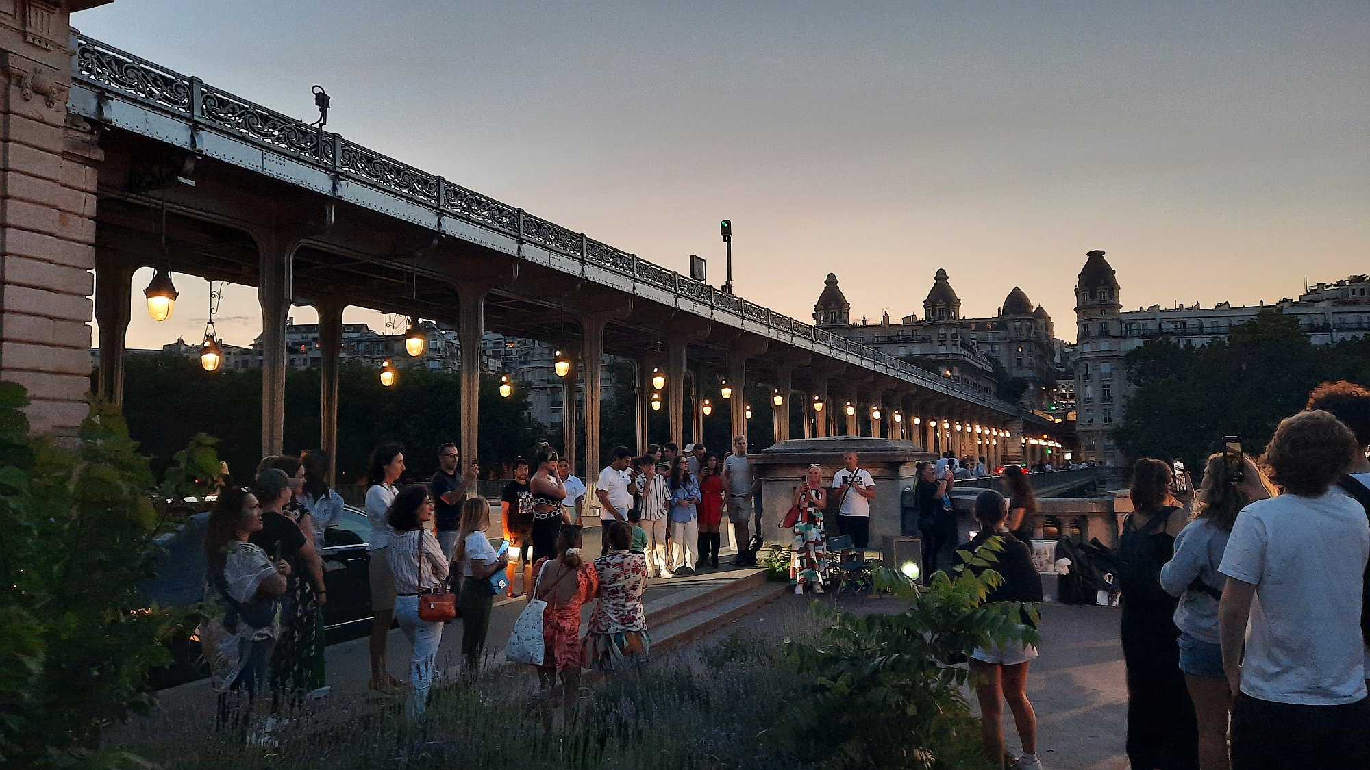Dorazila nevěsta se zavázanýma očima - v pozadí pont de Bir-Hakeim