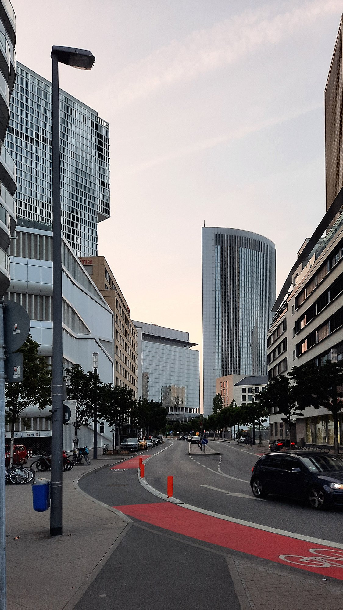 Okolí výstaviště s výškovými budovami ve Frankfurtu nad Mohanem