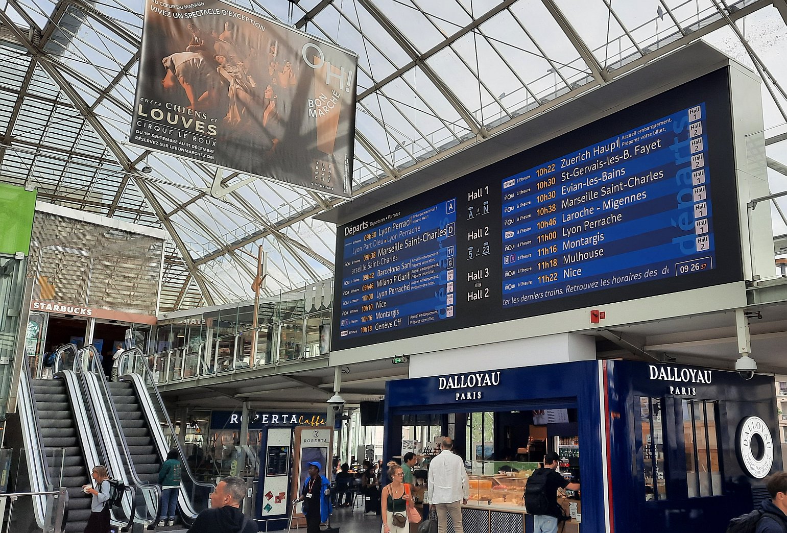 Série fotek z Gare de Lyon, záběry na soupravy TGV, Frecciarossa a halu nádraží