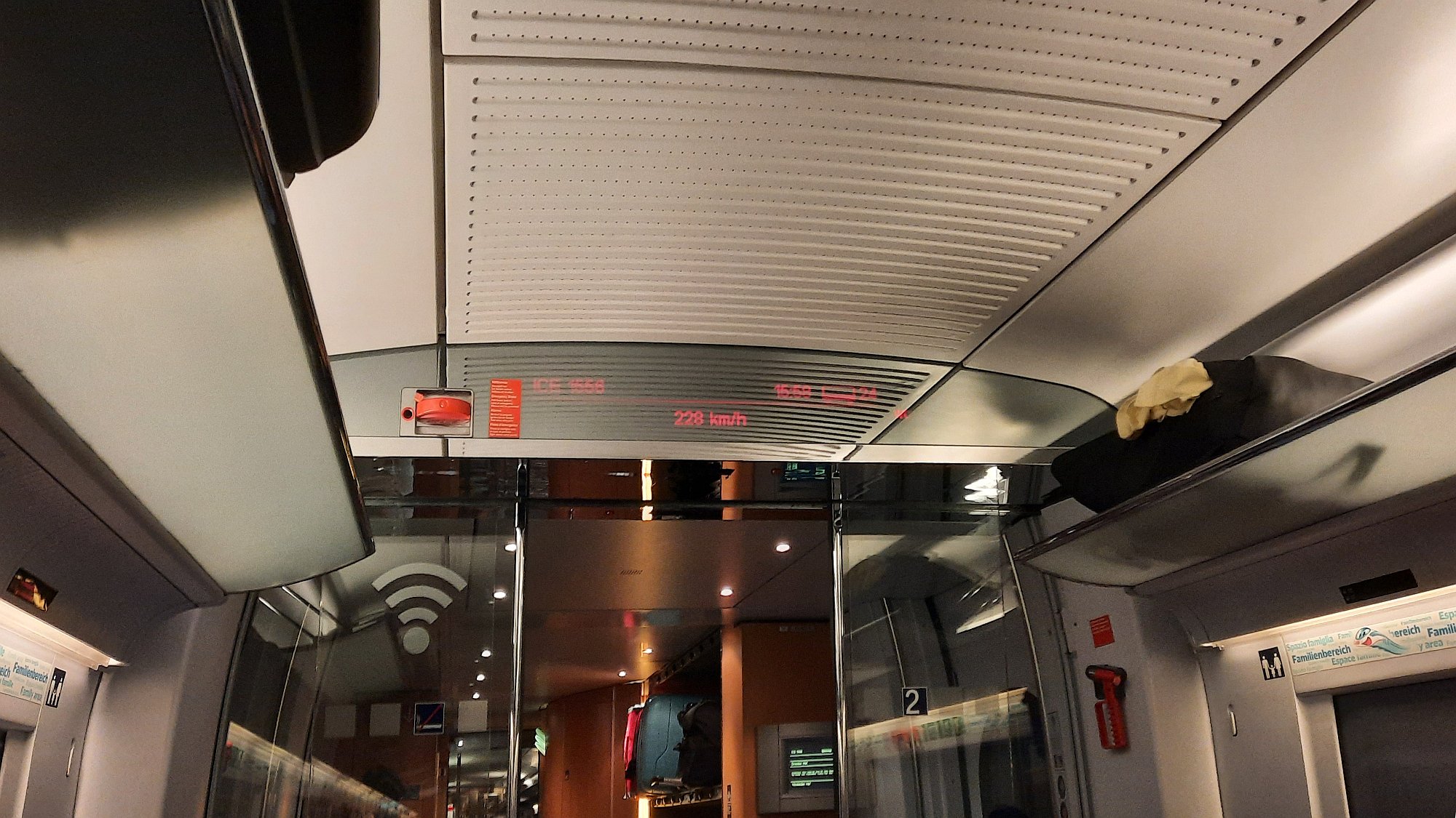 Záběr na vlakový infotainment ukazující ICE 1556 a cestovní rychlost 228 km/h
