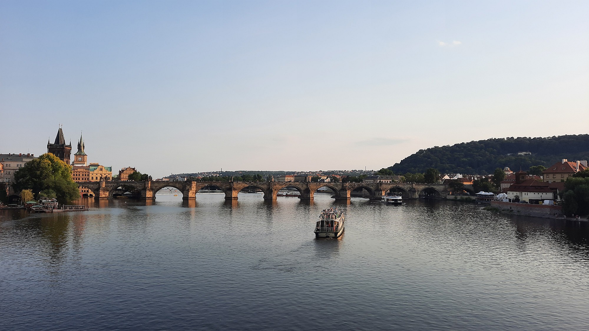 Pohled na Vltavu a Karlův most z Mánesova mostu