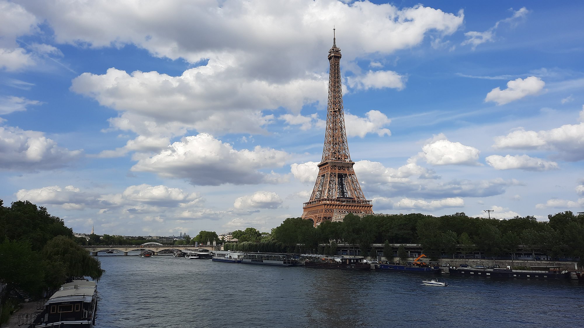4x Fotografie - Eiffelova věž z nábřeží, Eiffelova věž z Pont Bir-Hakeim, Pont de Bir-Hakeim směrem ke stanici Passy, stanice Bir-Hakeim