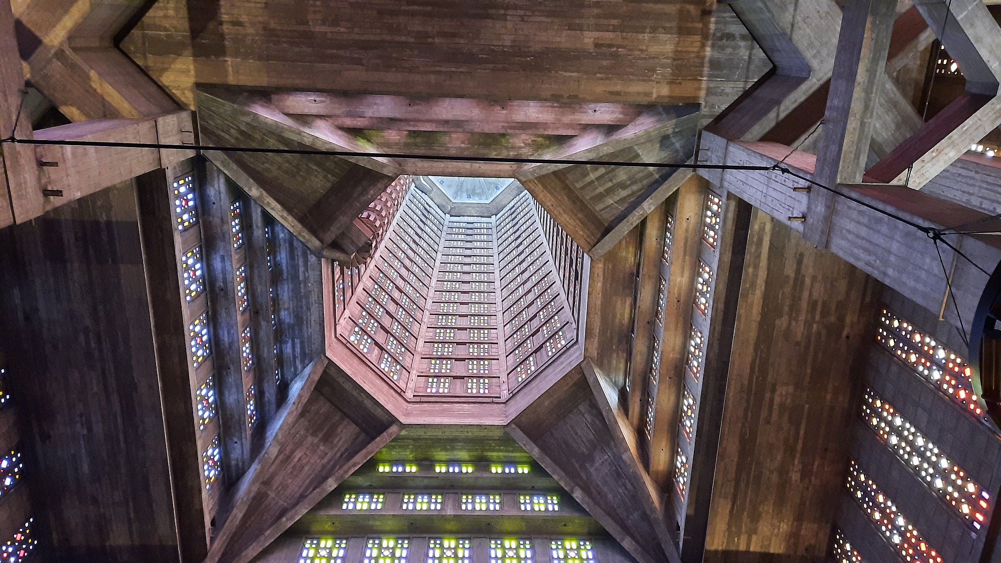 Interiér kostela sv. Josefa v Le Havru