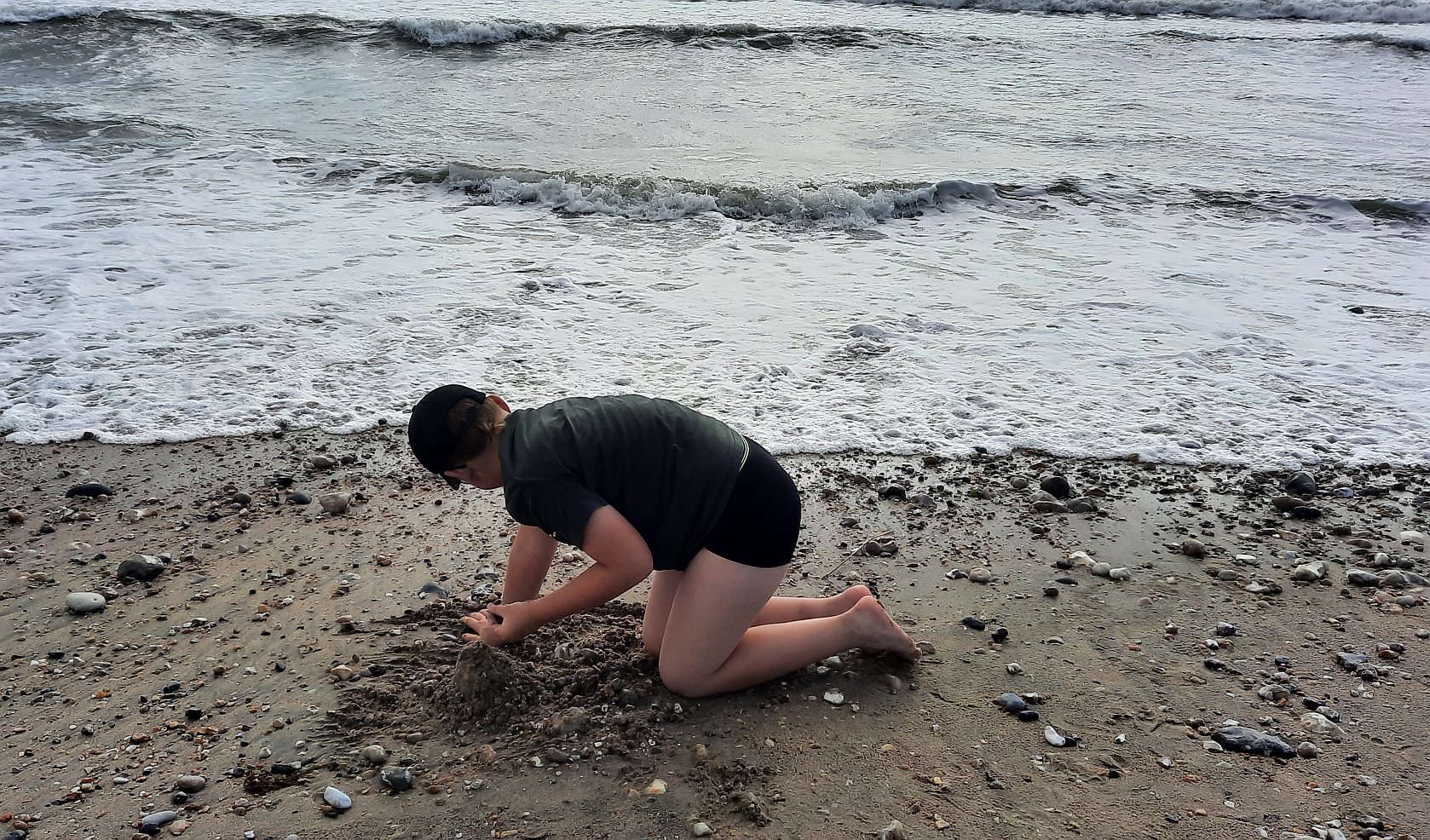 Fotografie synka při stavbě hradu, který bude zbořen blížící se vlnou..