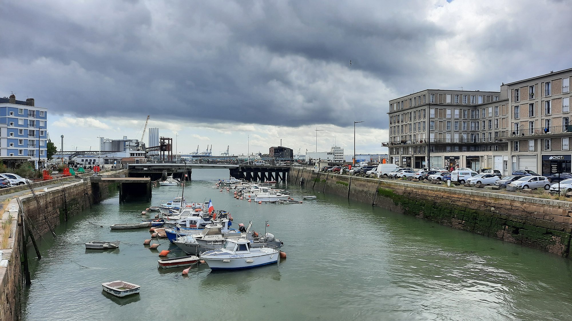 Pohled k přístavu Le Havre - voda a lodě jsou zde skoro všude