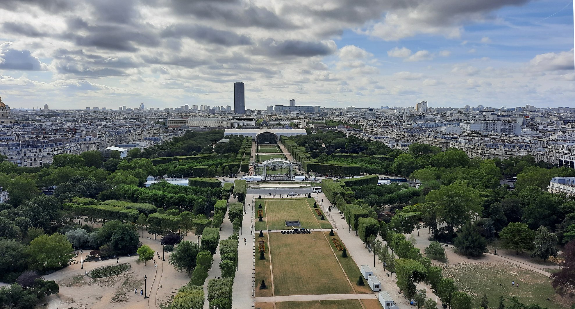 Pohled z Eiffelovy věže na Martova pole, v pozadí mrakodrap Montparnasse