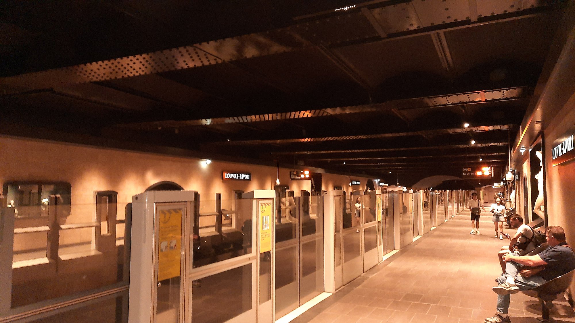 Tmavé muzejní prostředí stanice metra linky M1 - Louvre Rivoli