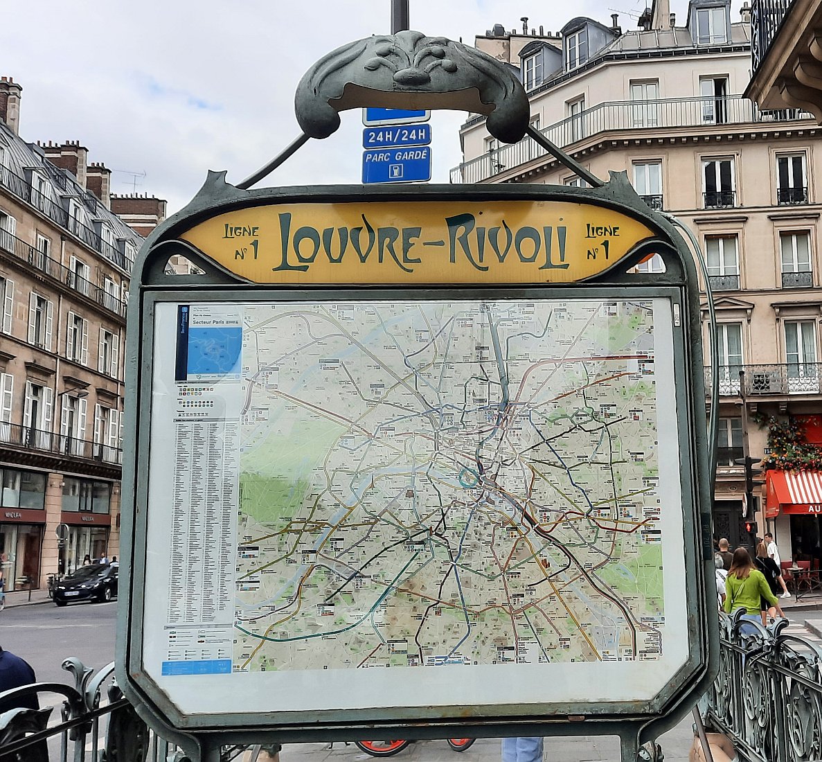 Fotografie stanice metra linky 1, Louvre-Rivoli
