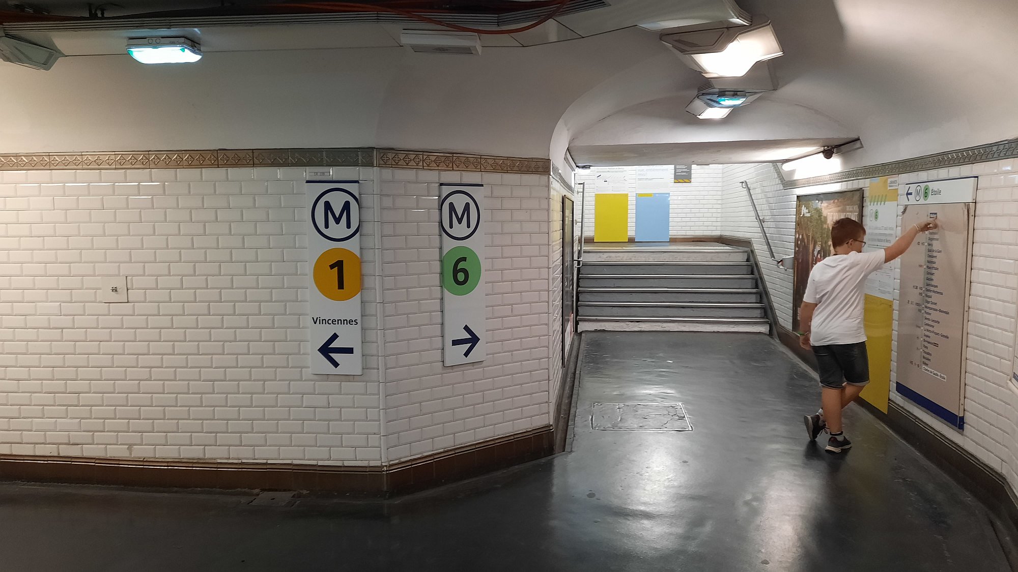 Metro linka M1 stanice Nation přestup na M6, mladého hledání správného směru bavilo... a dobře se orientoval