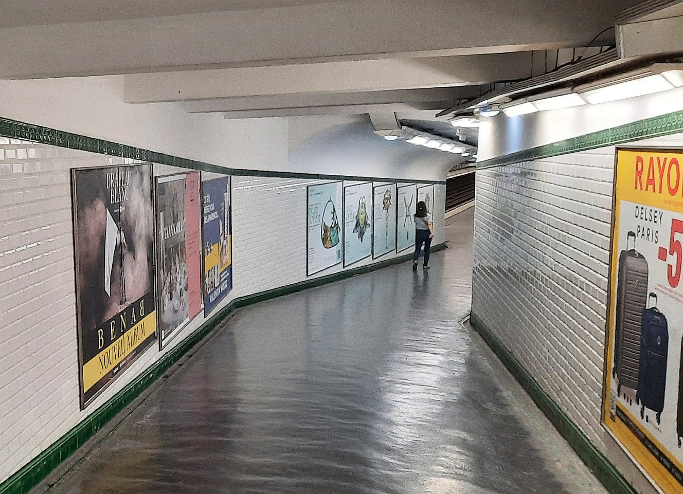 Fotografie spojovacích chodby mezi linkami na stanici metra Trocadéro