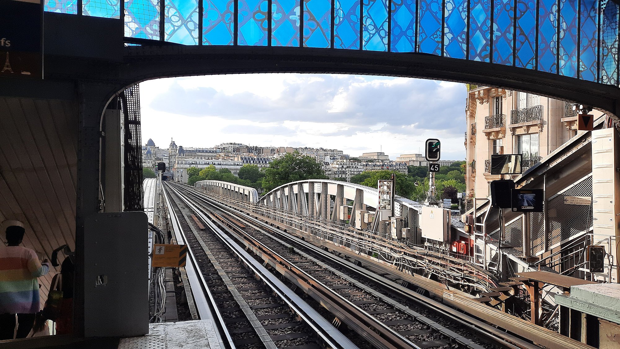 Pont de Bir-Hakeim - pohled ze stejnojmenné zastávky