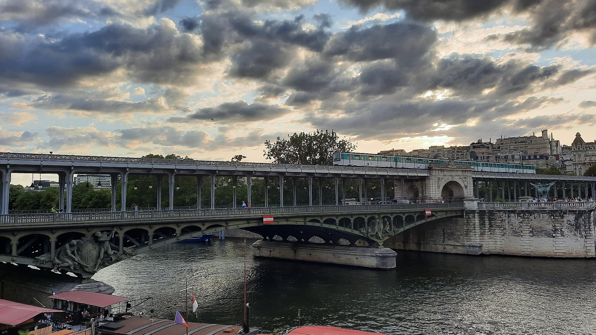Pont de Bir-Hakeim  s projíždějící soupravou metra - pohled z Prom. d'Australie