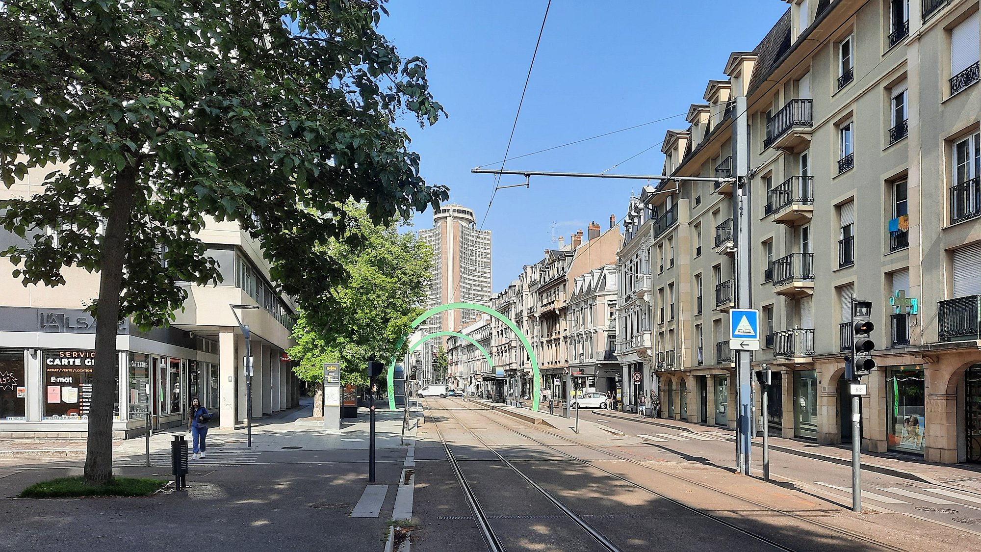 Avenue du Président Kennedy s pohledem na Tour de l'Europe