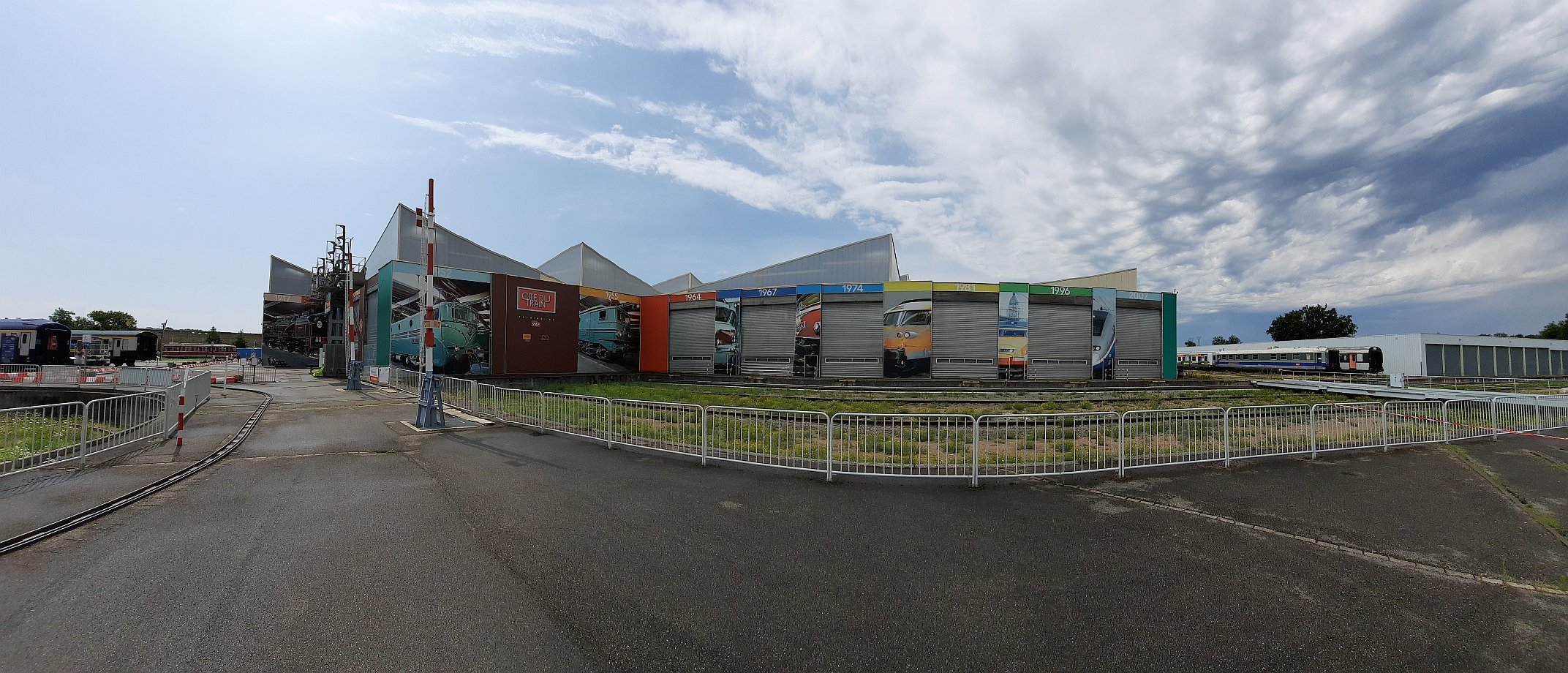 Partie fotografií z venkovní části muzea Cité du Train