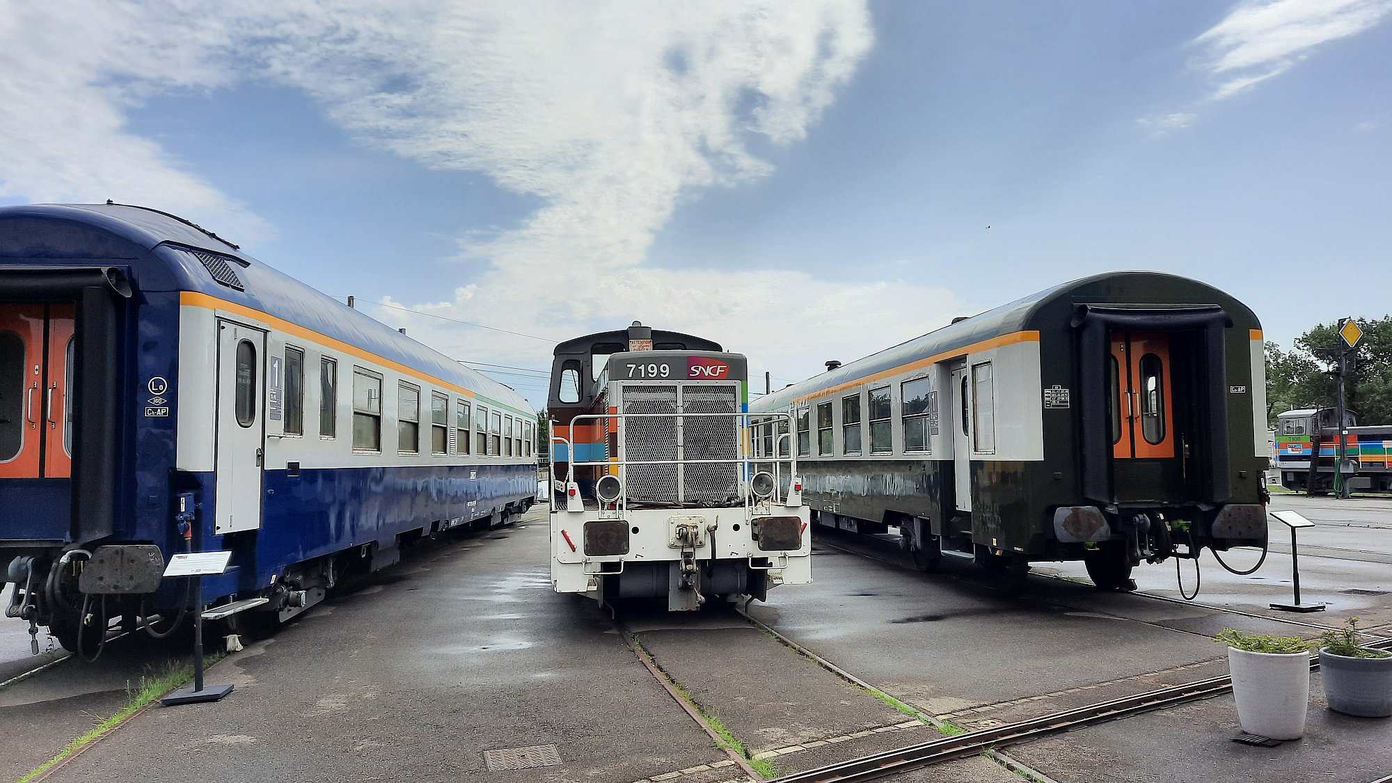 Partie fotografií z venkovní části muzea Cité du Train