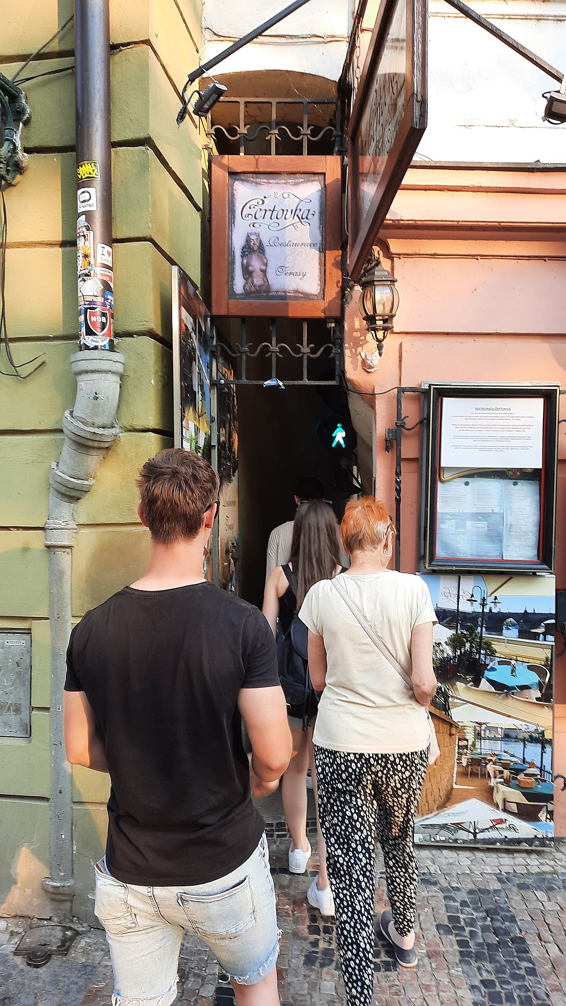 Záběr na nejužší uličku v Praze, vchod i východ na semafory