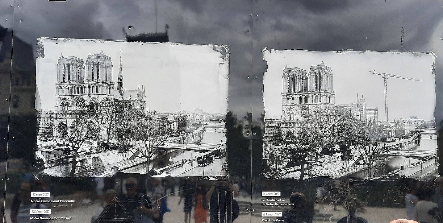 Informační panely před Notre Dame