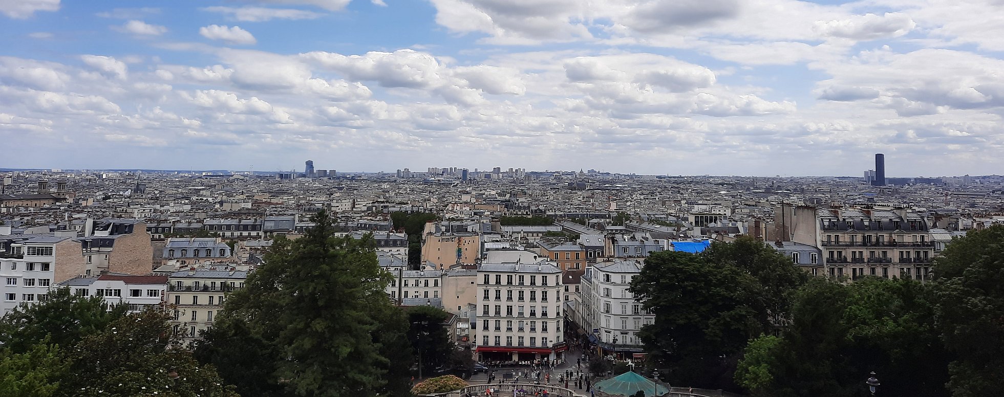 Pohled na Paříž od Sacré-Cœur, v pozadí vpravo mrakodrap Montparnasse