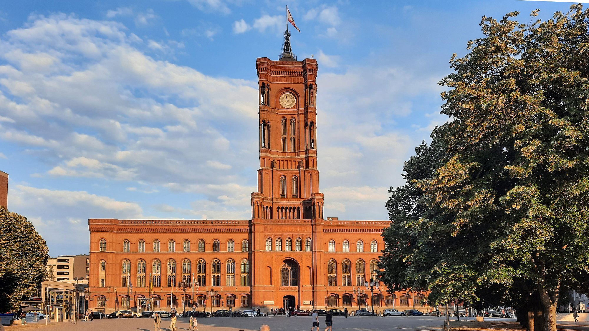 Radnice Rotes Rathaus a stejnojmenná stanice metra
