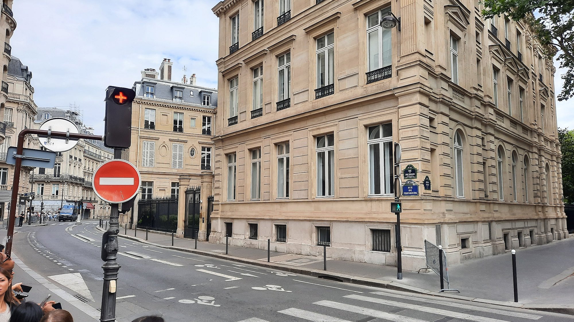 Dokonale uzavřeno - četníky uzavřená ulice rue de Presburg