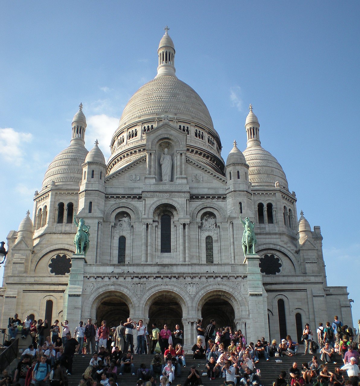 Barevná fotografie s bazilikou Sacré-Cœur