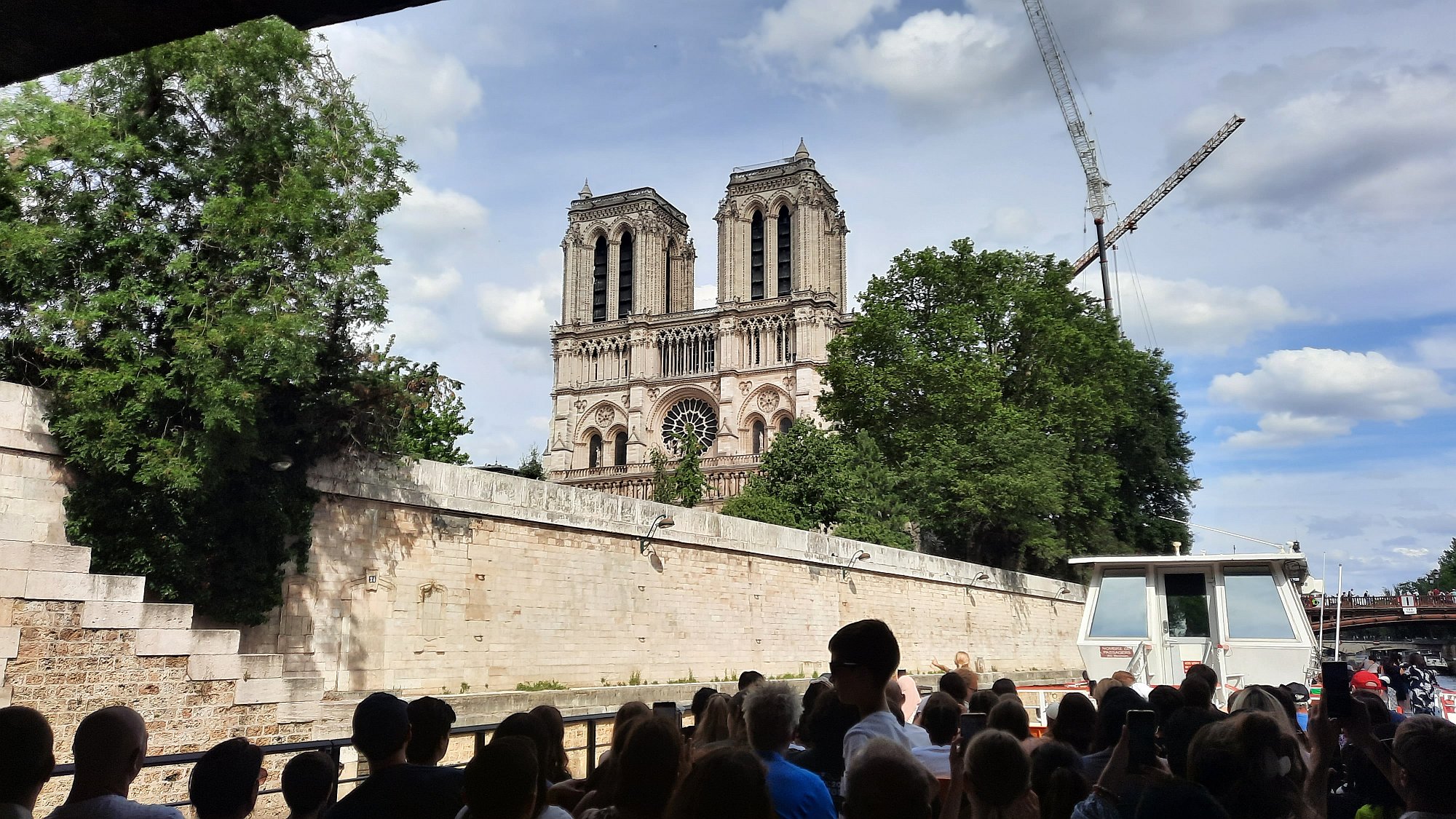 3x fotografie z plavby lodí, Eiffelova věž, Katedrála Notre Dame a Muzeum Orsay