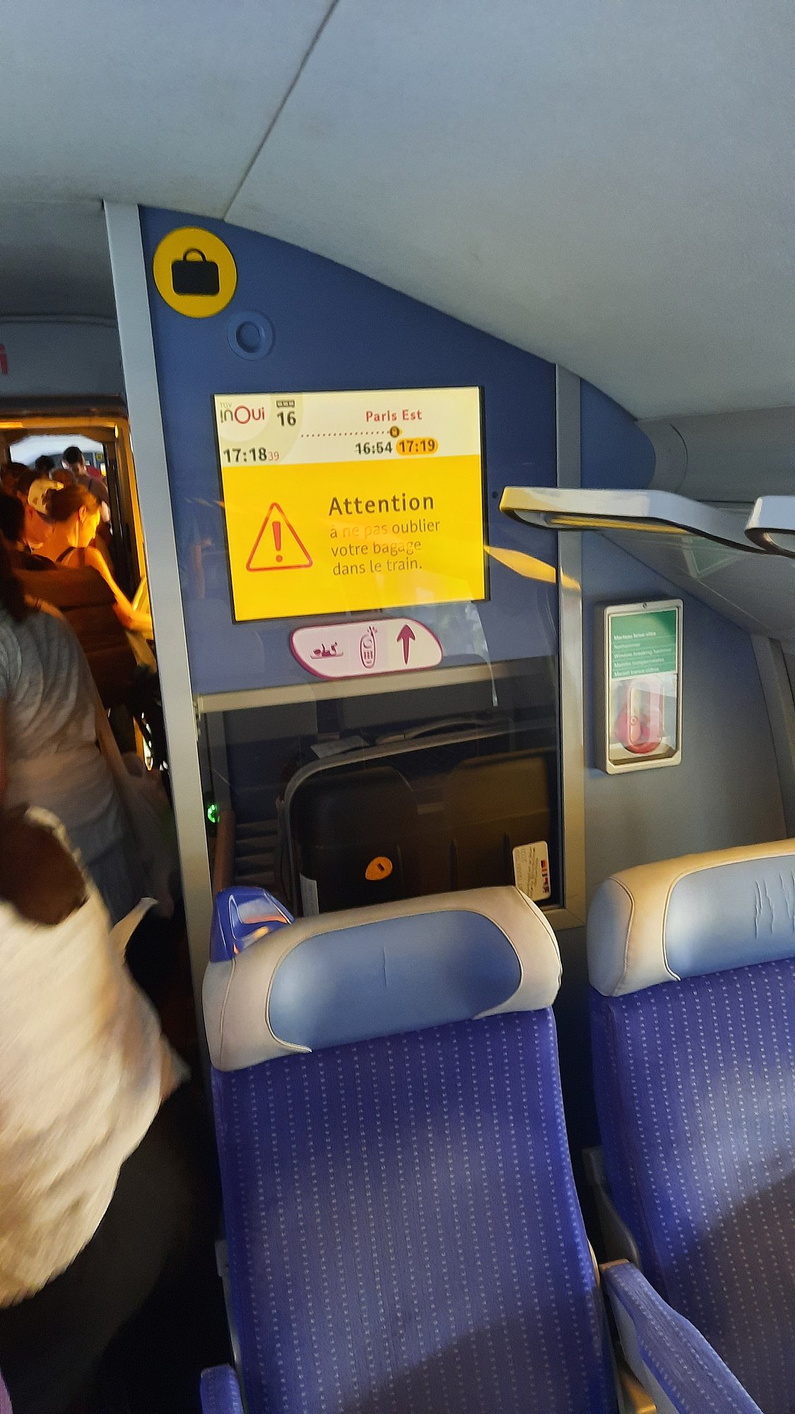 Upozorňující text na obrazovce - Nezapomeňte si svá zavazadla ve vlaku.