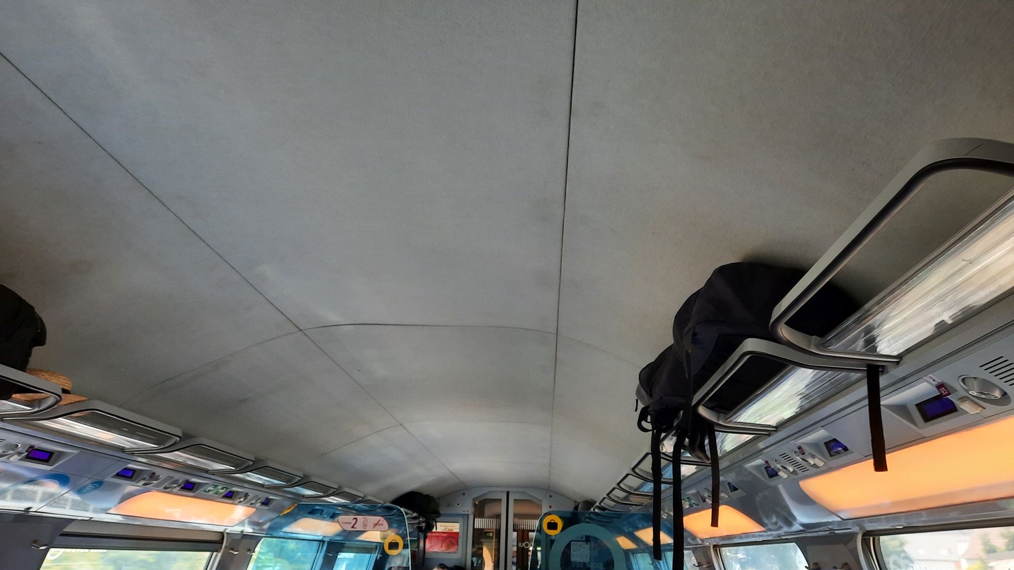 Interiér vlaku TGV - místo na zavazadla nad hlavou není velké