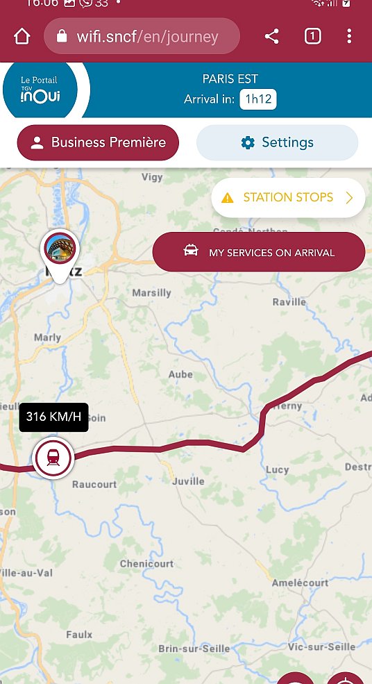 Snímky obrazovky z mobilu s aktuální rychlostí a místem vlaku na mapě