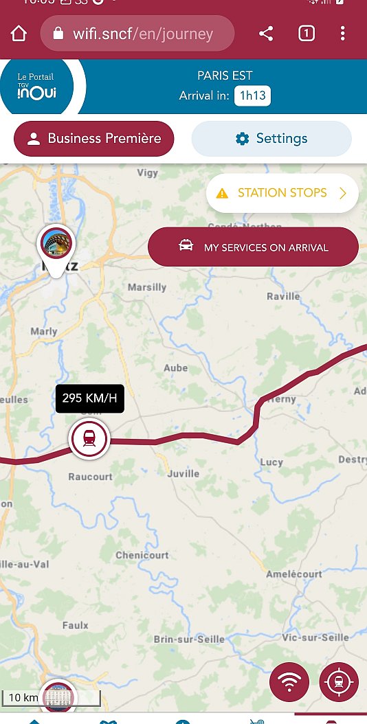 Snímky obrazovky z mobilu s aktuální rychlostí a místem vlaku na mapě