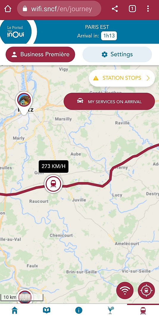 Snímky obrazovky z mobilu s aktuální rychlostí a místem vlaku na mapě