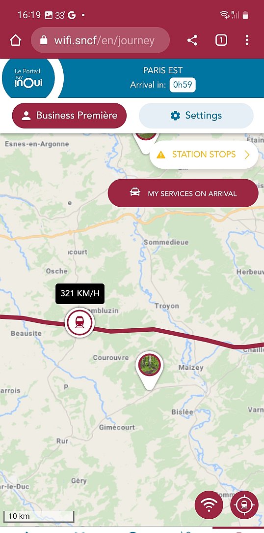 Snímky obrazovky z mobilu s aktuální rychlostí a místem vlaku na mapě