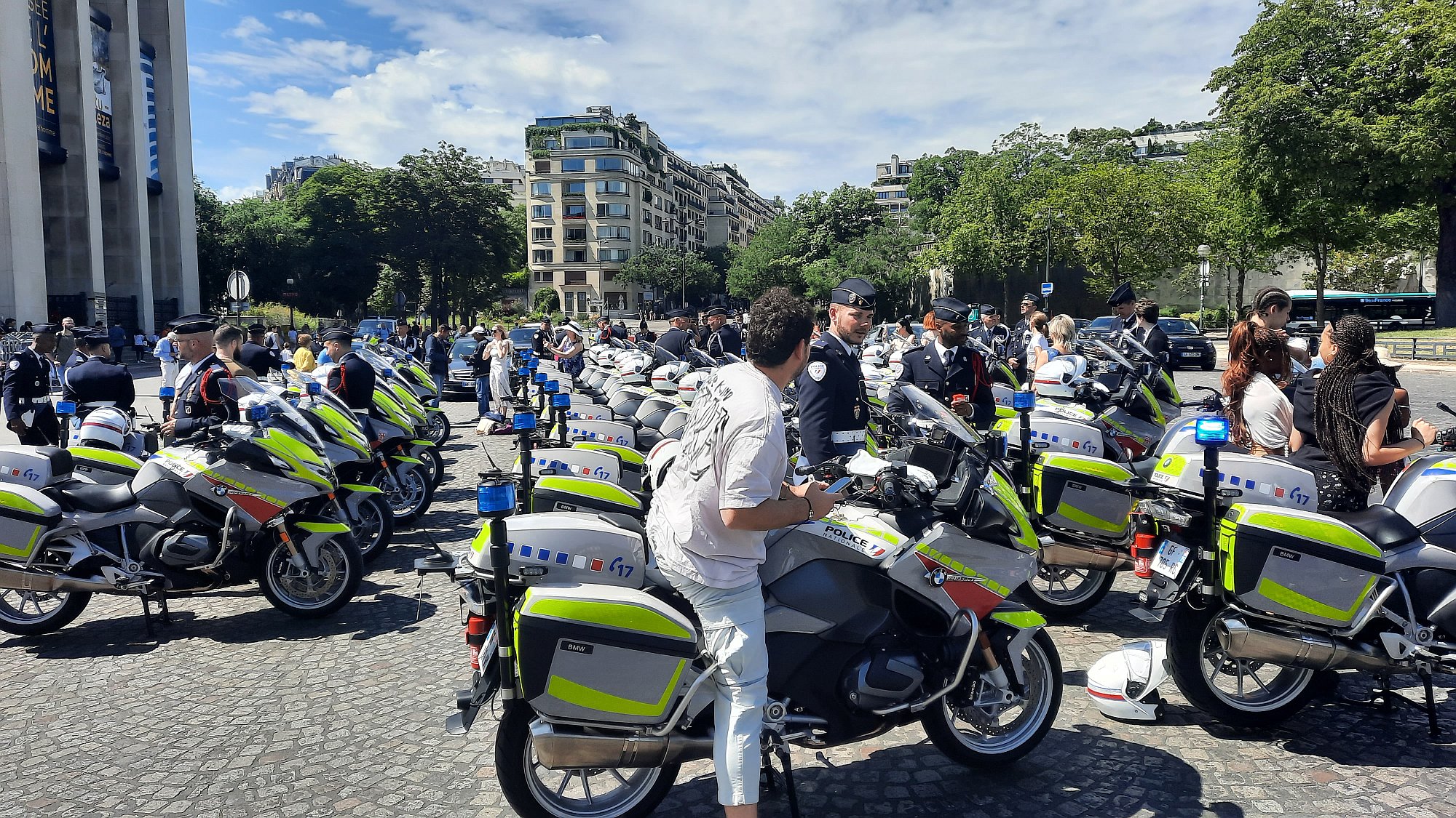 Záběr na policejní jednotky na motorkách u Trocadéra