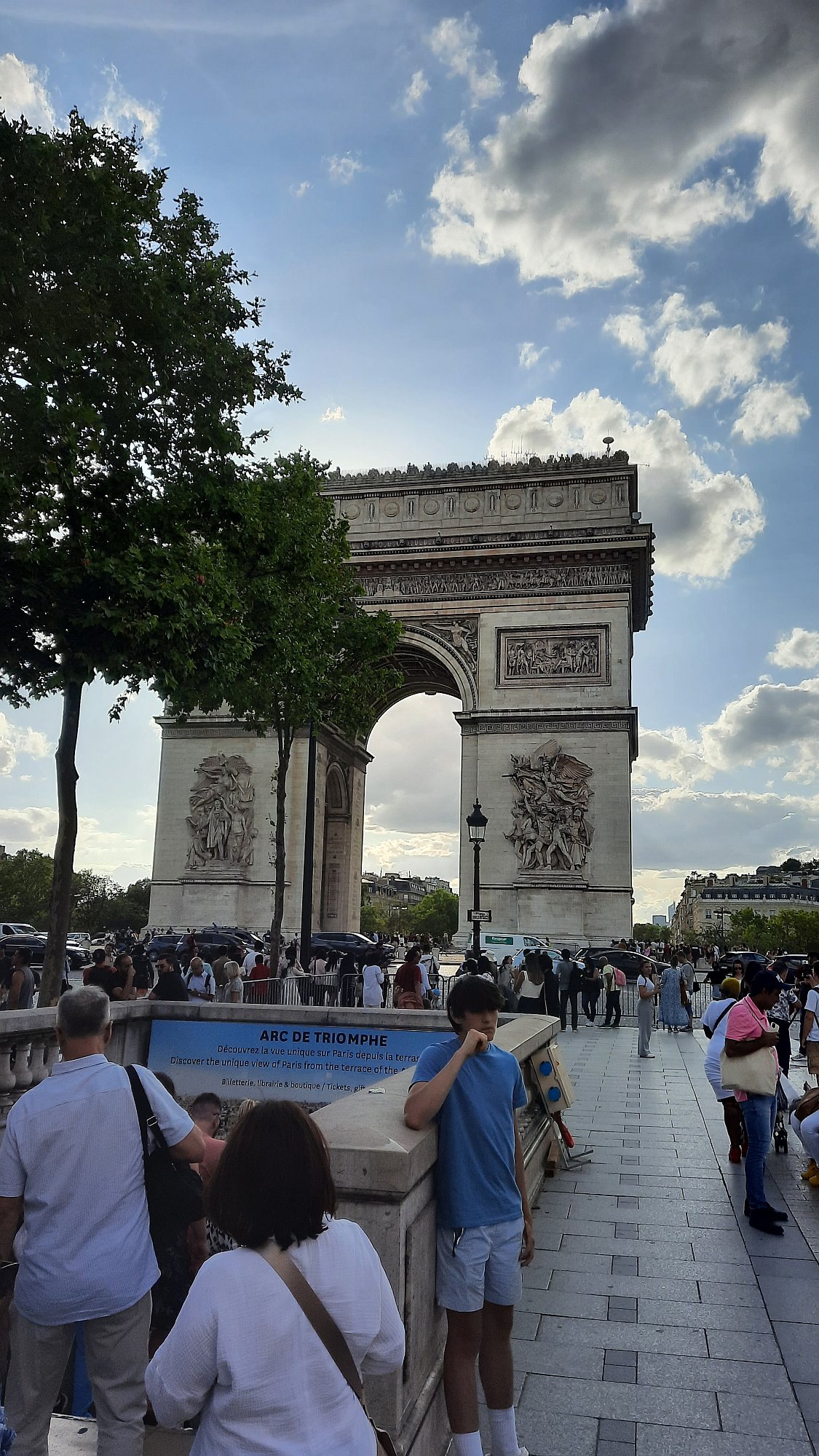 Fotografie Vítězného oblouku z bulváru Champs-Élysées
