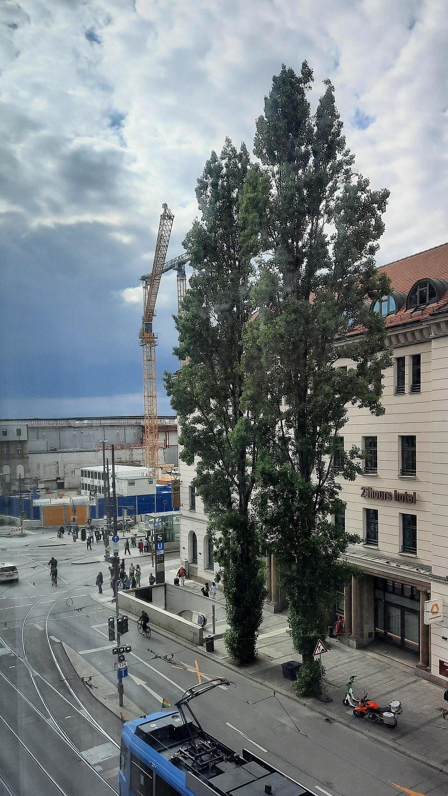Pohled na Mnichovské hlavní nádraží (Hbf) z hotelového okna