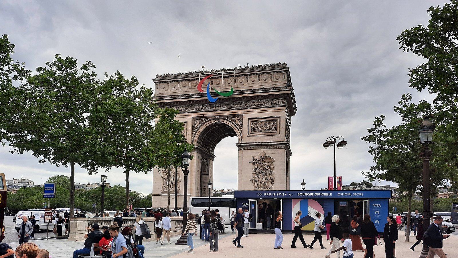 Vítězný oblouk - Arc de Triomphe se symbolem Paralympijských her