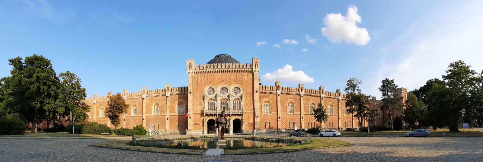 Panoramatický záběr na budovu Muzea historie vojenství 