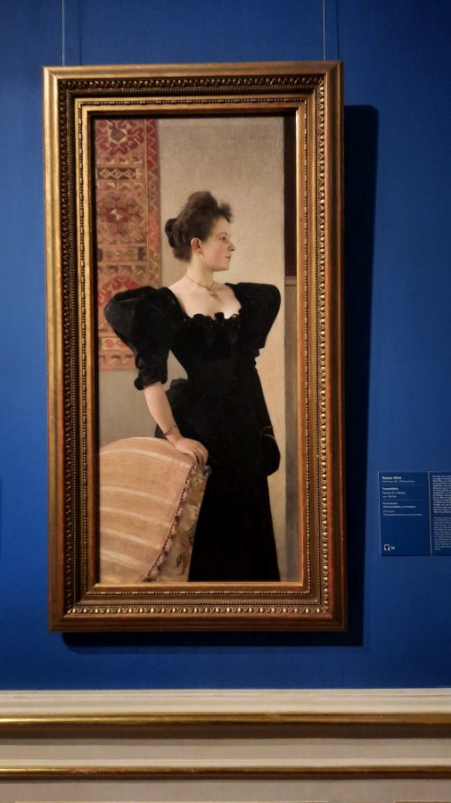 Záběr na obraz Frauenbildnis od Gustava Klimta v Galerii Belvedere (realistické, jako fotografie i to je Klimt)