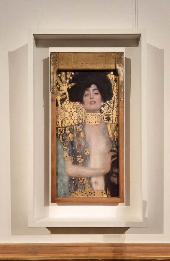 Záběr na obraz Judith I. od Klimta v Galerii Belvedere