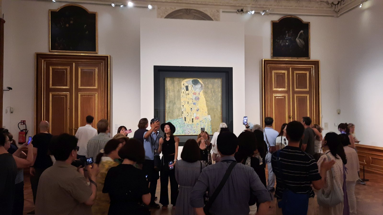 Záběr na Klimtův Polibek v Galerii Belvedere (mám i lepší fotografii, ale tato je schválně vybrána) - je to velký obraz!