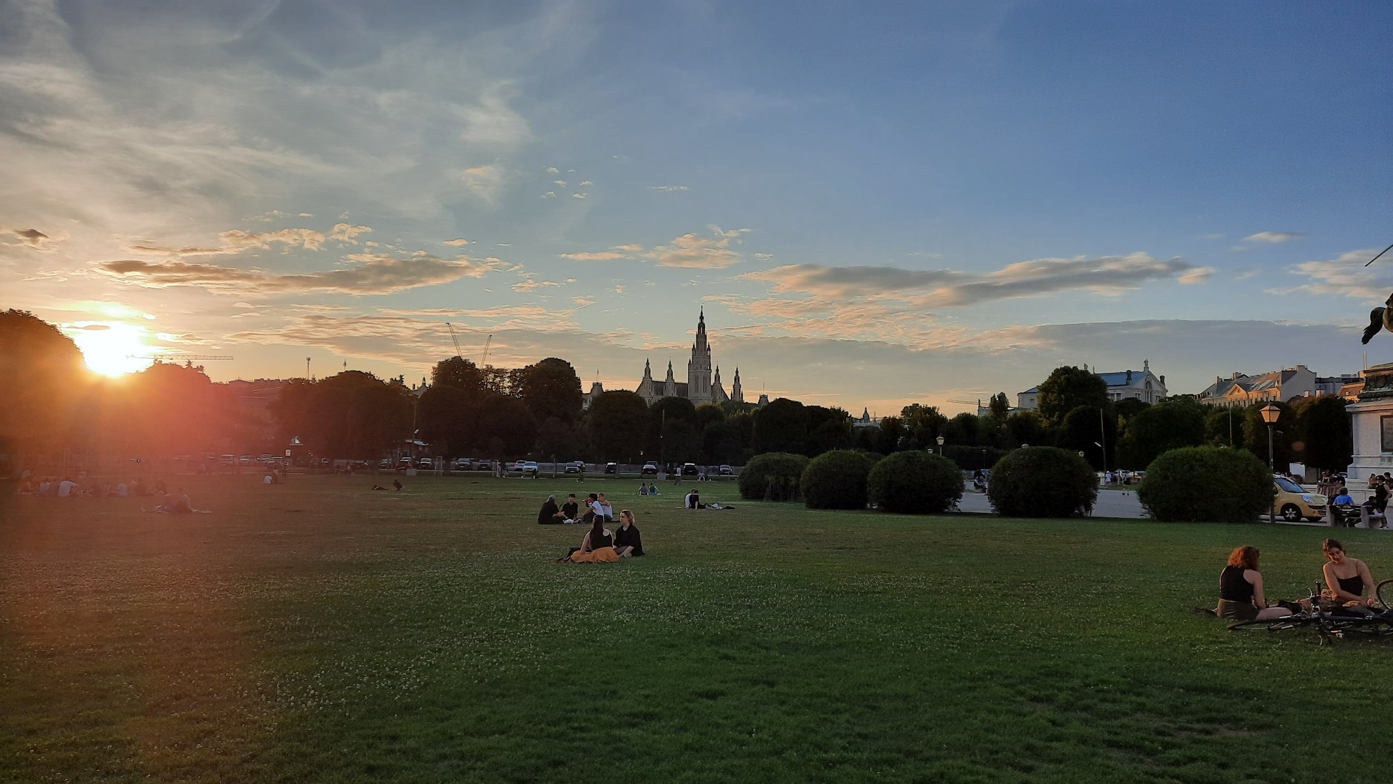 Západ slunce na Heldenplatz (u Hofburgu), pohled směrem k Vídeňské radnici