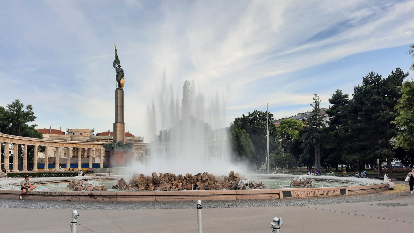 Hochstrahlbrunnen - fontána a za ní pomník na památku sovětským vojákům, kteří zemřeli za druhé světové války během vídeňské operace