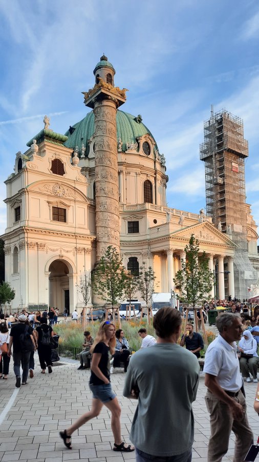 Kostel svatého Karla Boromejského (Karlskirche) na Karlově náměstí