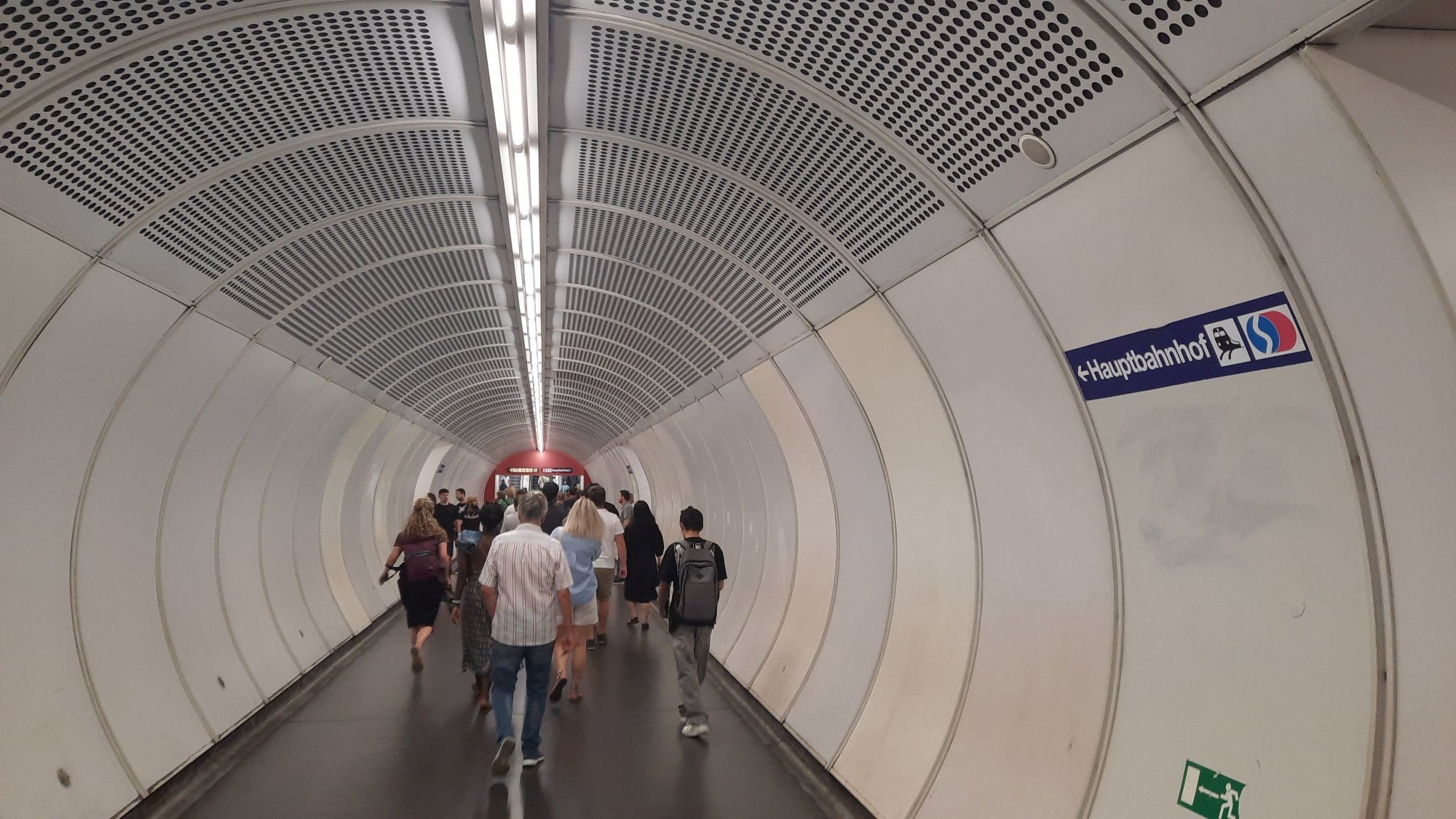 Tunel metra ze stanice Hauptbahnhof na stanici nádraží Wien Hauptbahnhof